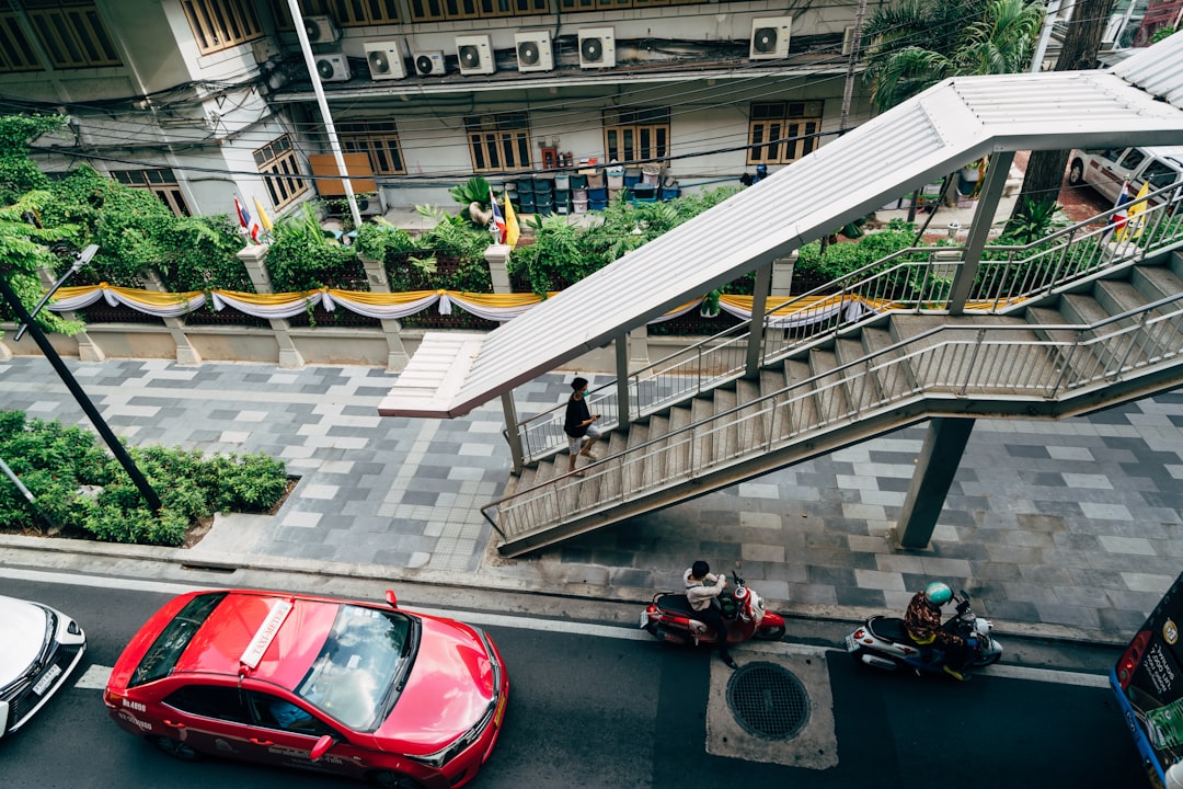 How to Choose a Hotel with Good Transportation Access